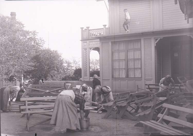 Rengörning av parksofforna vid Havsbadet 1909