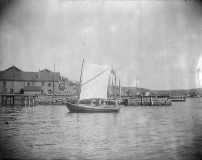 Enligt text som medföljde bilden: "Lysekil. Planch i sin båt 1897."