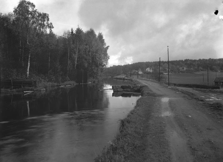 Text som medföljde bilden: "1932. Kanalen vid Munkedals fab."

Uppgifter från Munkedals HBF: "Kanalvägen. Fabrikskanalen".