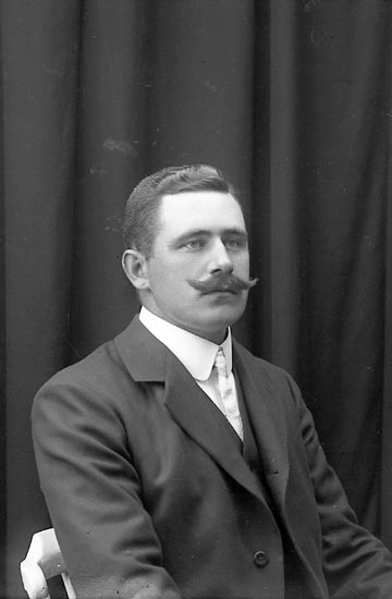 Enligt fotografens journal Lyckorna 1909-1918: "Hilmer, Harry Ljungskile".