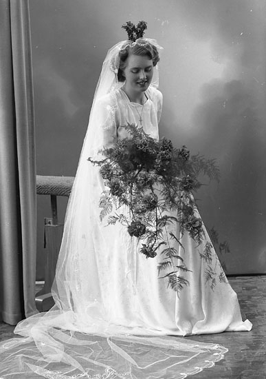 Enligt fotografens journal nr 7 1944-1950: "Nilsson, Herr Ingemar Harås Spekeröd bruden".