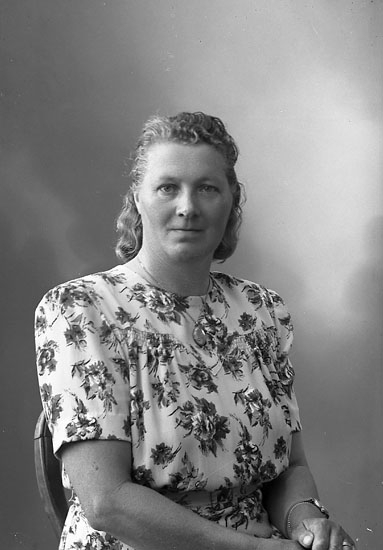 Enligt fotografens journal nr 7 1944-1950: "Martinsson, Fru Ödsmål".