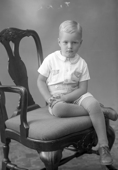 Enligt fotografens journal nr 7 1944-1950: "Fridén, Gunnar Almesund Hjälteby".