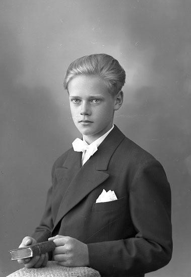 Enligt fotografens journal nr 8 1951-1957: "Olsson, Georg Kläpp Ödsmål".