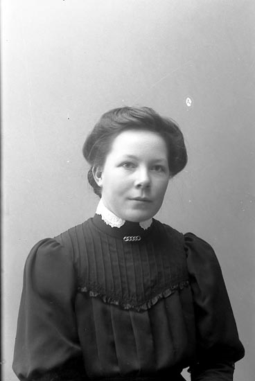 Enligt fotografens journal nr 1 1904-1908 : "Olsson, Edith Stenungsund".