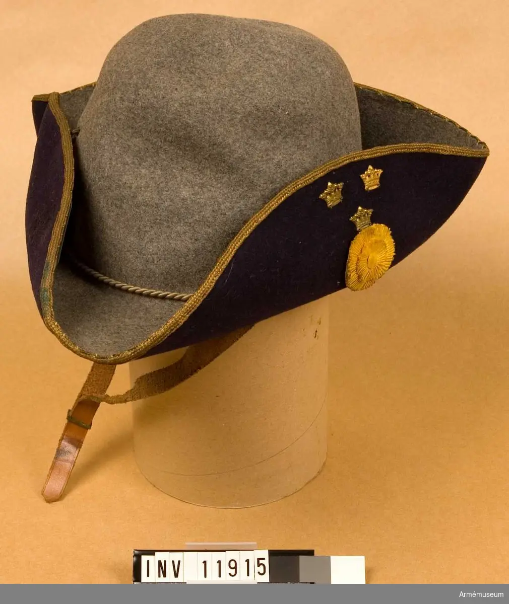 Hatt för officer med 4 cm gul sidenkokard m/1906.