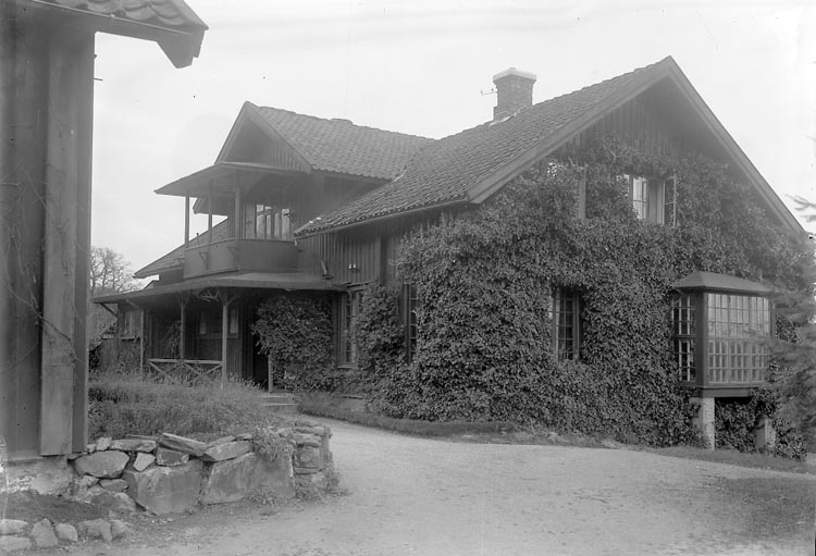 Enligt fotografens notering: "Hvitfeldtska egendomen Sundsby Tjörn".
Enligt fotografens notering: "Hvitfeldtska egendomen "Sundsby" Valla Tjörn 1933. (För Idun) År 1789. (God dag och Far väl)".