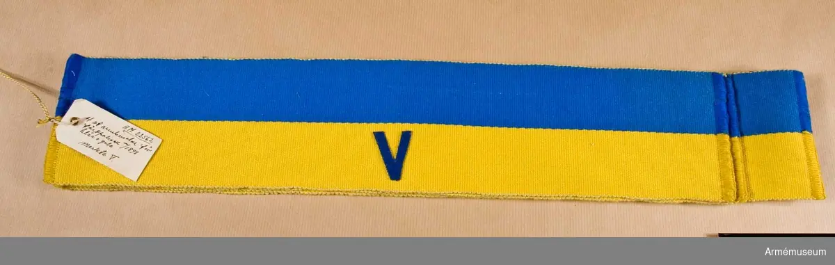 Grupp C I.
En av 4 st armbindlar m/1898, för fältpolisen, blå och gula. Märkta V.