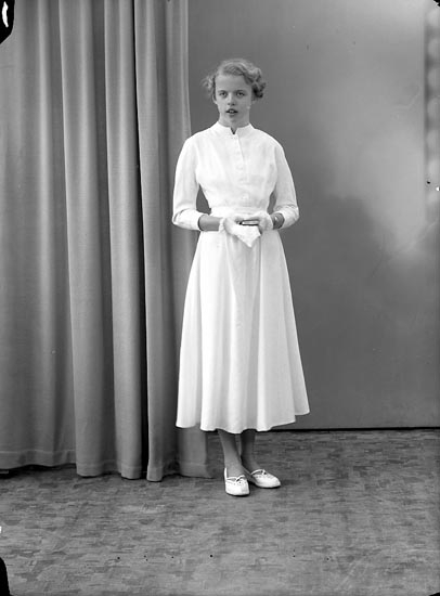 Enligt fotografens journal nr 8 1951-1957: "Mattsson, Irene Stenungsund".