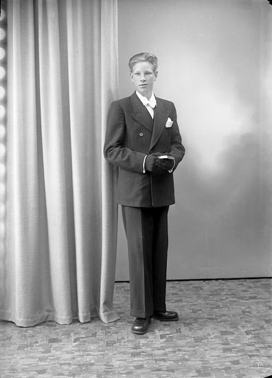 Enligt fotografens journal nr 7 1944-1950: "Pettersson, Gunnar Enekläpp Ödsmål".
