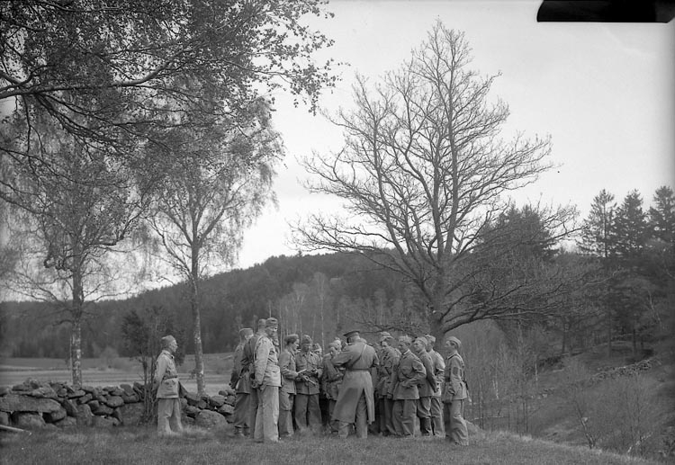 Enligt fotografens journal nr 7 1944-1950: "Hemvärnsövning Handgranatskastning".