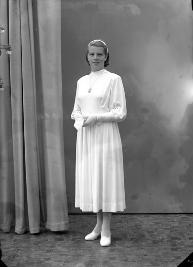 Enligt fotografens journal nr 8 1951-1957: "Samuelsson, Ulla Dal Ucklum".