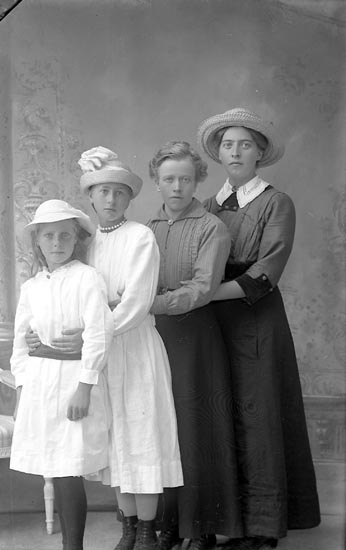 Enligt fotografens journal Lyckorna 1909-1918: "Johansson, Anna Ljung L-na".