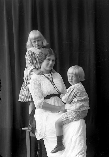Enligt fotografens journal nr 2 1909-1915: "Steen, Arkitekt (Fru m. barn) Ön".