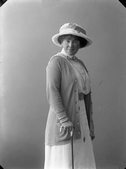 Enligt fotografens journal nr 2 1909-1915: "Pilo, Fru Varekil". 
Enligt fotografens notering: "Fru Signe Pilo Varekil".