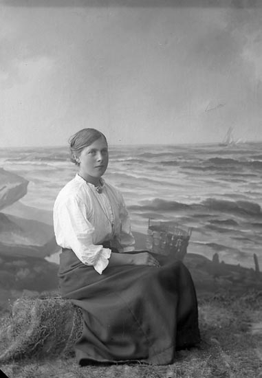 Enligt fotografens journal nr 4 1918-1922: "Engström, Elsa Räfsal, Hjälteby".