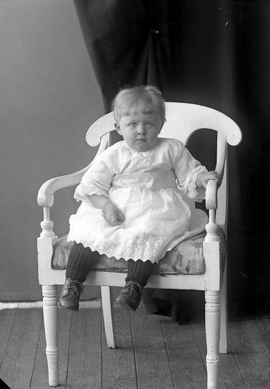Enligt fotografens journal nr 4 1918-1922: "Svensson, Robert Hamra, Ucklum".