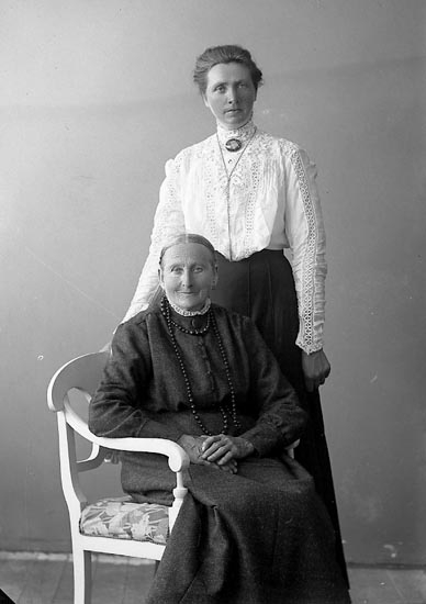 Enligt fotografens journal nr 4 1918-1922: "Andersson, Magdalena Alma Tångeröd, Höviksnäs". 
Enligt fotografens notering: "Alma Andersson Tångeröd Höviksnäs".