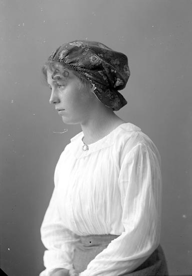 Enligt fotografens journal nr 4 1918-1922: "Johansson, Ingeborg Nyborg Här".