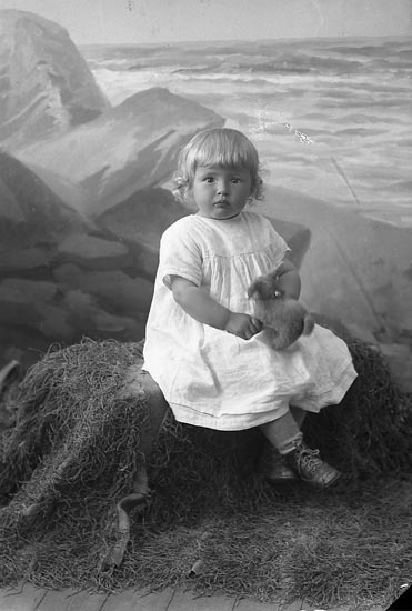 Enligt fotografens journal nr 3 1916-1917: "Atterberg, Fru Sally".
