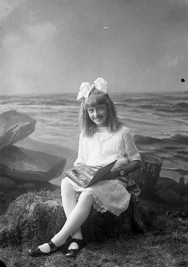 Enligt fotografens journal nr 4 1918-1922: "Sauter, Karin Apleröd Ödsmål".