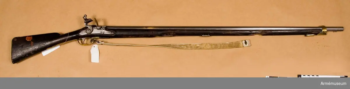 Grupp E II.
Gevär med flintlås. Kal.19,7. Sannolikt en reparationsmodell från ett preussiskt gevär från 1700-talets mitt. Mellanrörka med rembygel och laddstock saknas. Främre beslaget ej samhörande. Pipan märkt "No 84". På kolven rester av lacksigill.