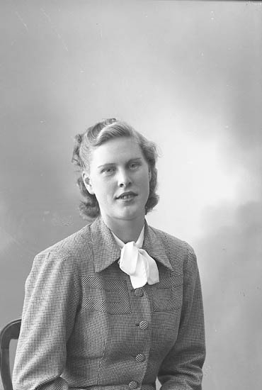 Enligt fotografens journal nr 7 1944-1950: "Morén, Fru Birgit Stenungsund".