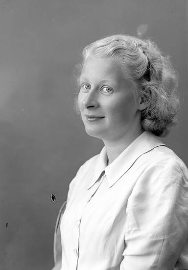 Enligt fotografens journal nr 6 1930-1943: "Dahlblom, Fr. Elsa Villa Viktoria, Saltsjöbaden".