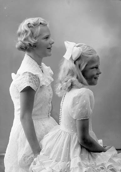 Enligt fotografens journal nr 8 1951-1957: "Clarin, Marianne o Agneta, Bruzaholm".