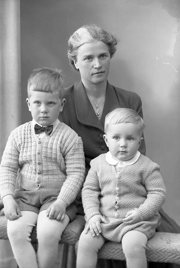 Enligt fotografens journal nr 8 1951-1957: "Berntsson, Fru Ruth Högenorum Stenungsund".