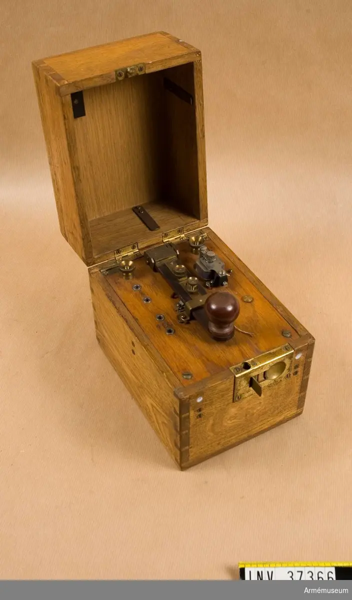 Grupp H I.
Med summerapparat, nyckel och batteri inbyggt i gemensam låda. Provad 1924.