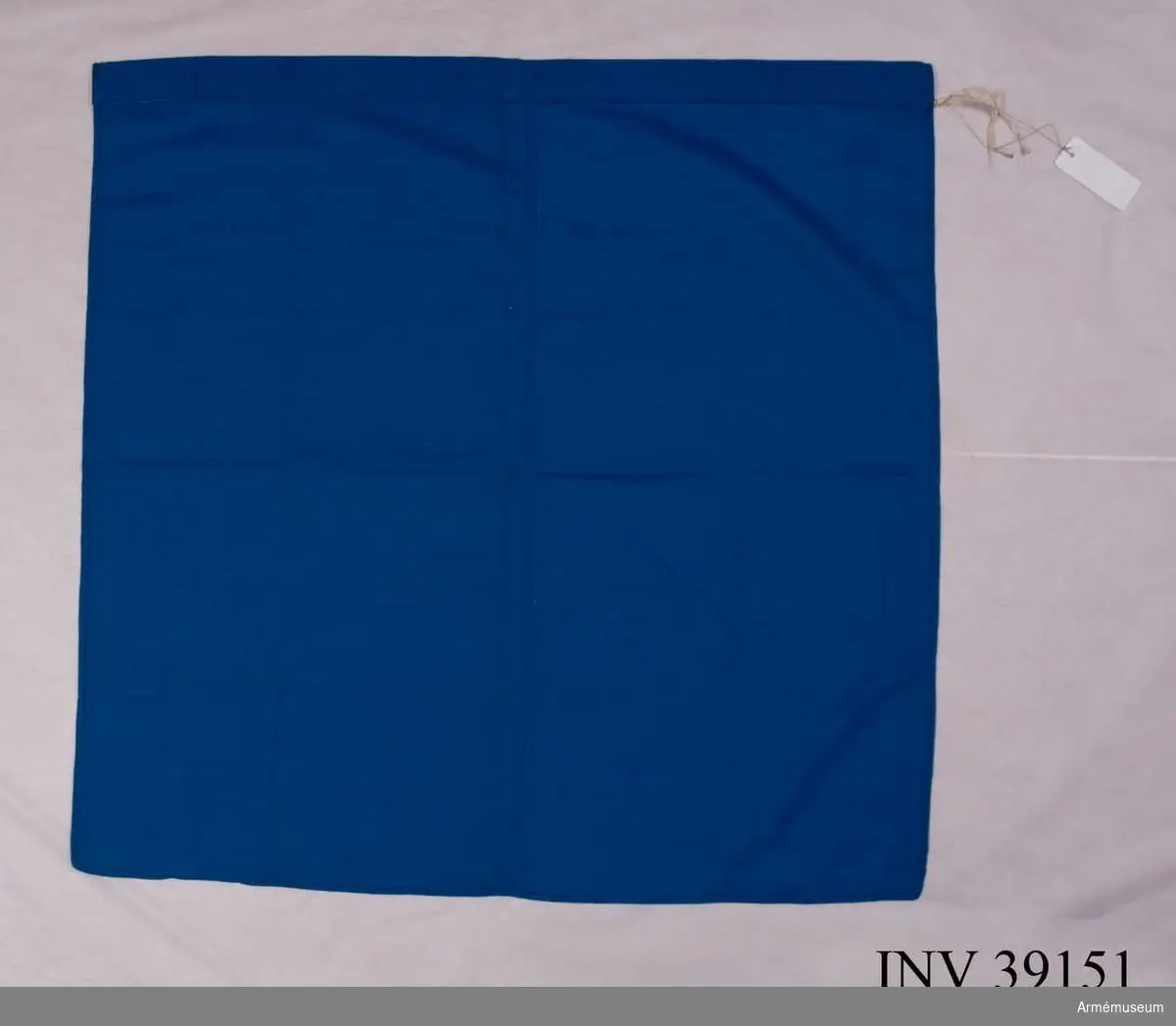 Grupp H III.

Av blå flaggduk utan dekor (märke). Upptill på längre sidan en kanal för stång.
