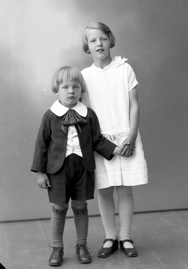 Enligt fotografens journal nr 5 1923-1929: "Karlsson, Fru Ragnhild Almesund, Hjälteby".