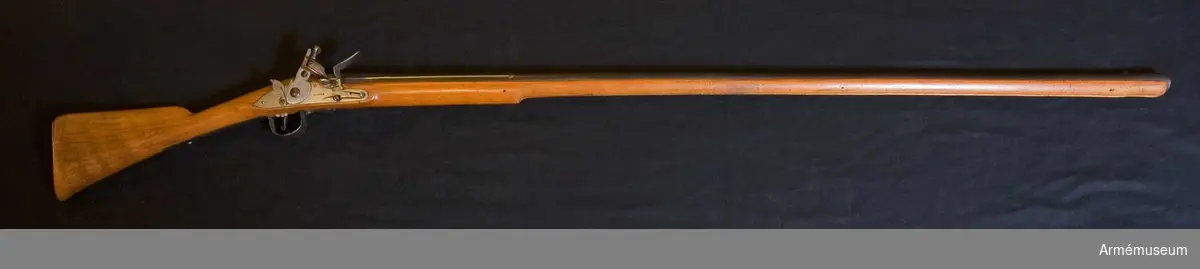 Grupp E XIV.
Loppets relativa längd är 64,7 mm.Afrikanskt gevär med flintlås. Bakplåten är skadad, rörkor och  laddstock fattas. Låset är signerat "BARKER".