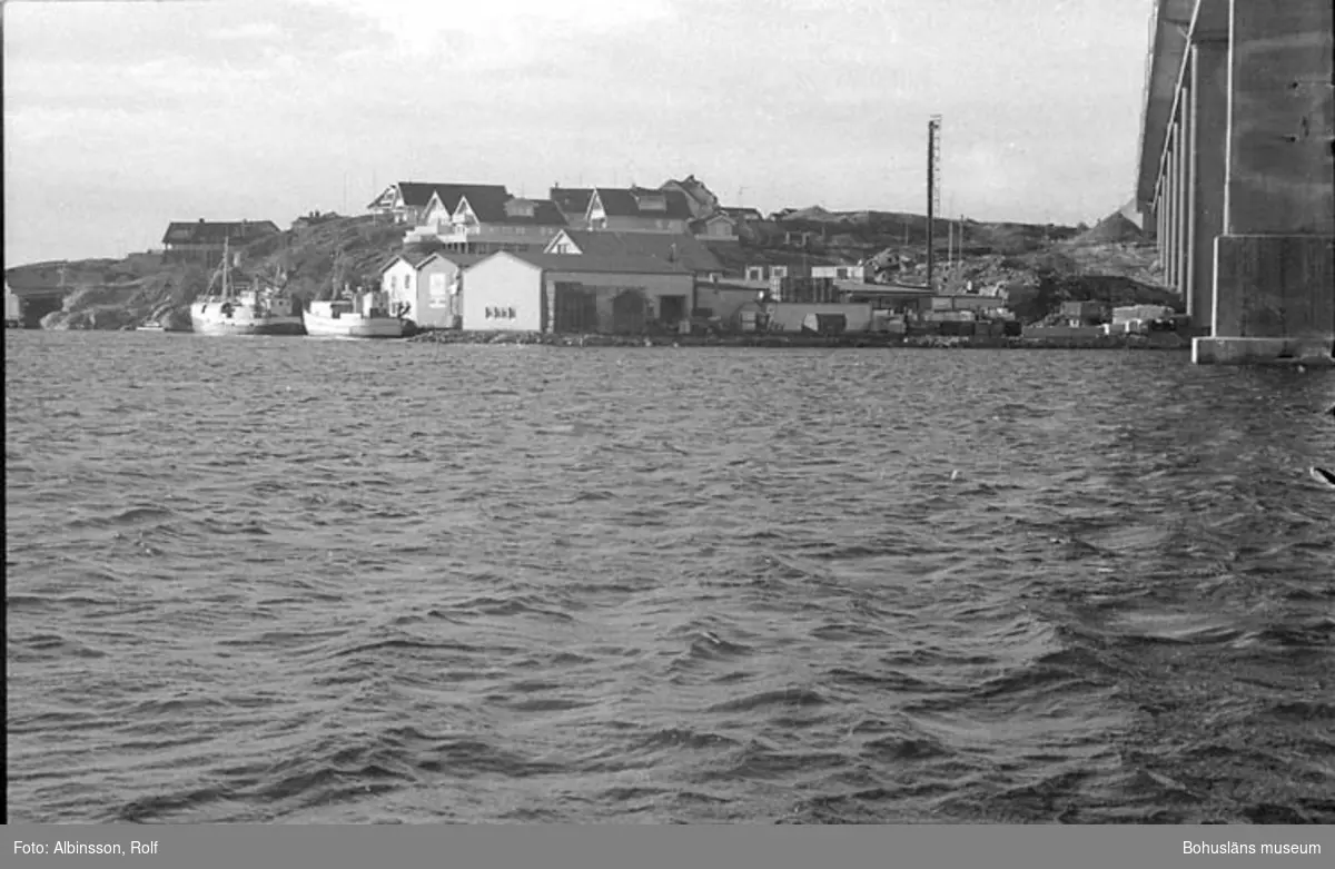Fotografens noteringar: "Fabriken från Gravarnesidan." 
Fototid: 1995-11-02.