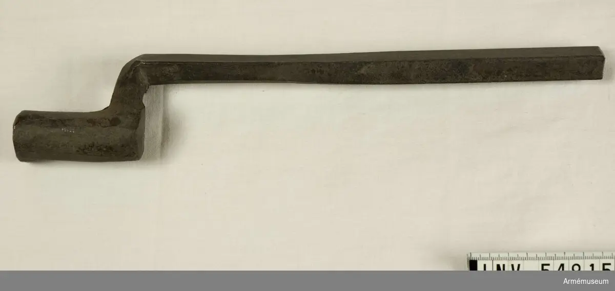 Grupp E VIII. 
Nr 3 (av 20) i tillverkningsordningen. Gevärsdel till 1867 års gevär m/1867, en av c:a 400 delar. 