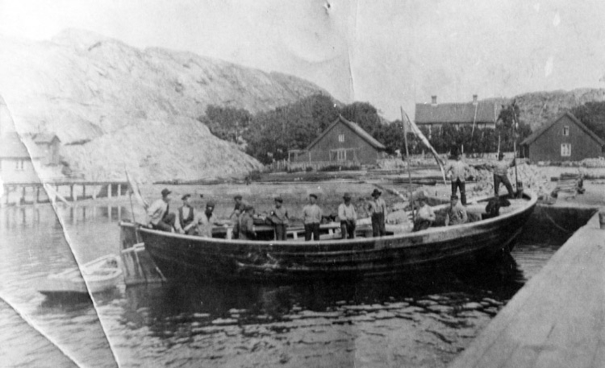 Skrivet på baksidan: Detta fototags 1907 av vadlaget KRÄFTAN ombord i sin vadbåt vid bryggan i landbogen, Gravarne.

text se original