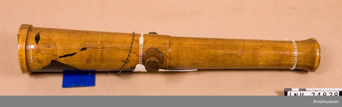 Grupp F V.
Den riktiga kanonen är gjuten vid Finspong, gjut n:r 3, år 1843. Handtaget saknas. Träet har starkt slagit sig.
