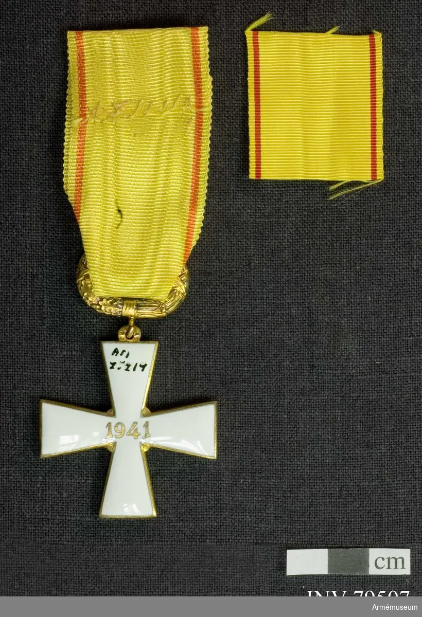 Ordenskors med årtalet 1941 samt Krans av lager och eklöv.
För riddare, civil, II.klass, av finska frihetskorset.
