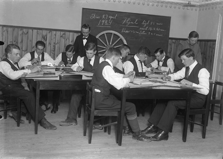 Enligt noteringar: "23 april 1924. Teorigrupp, Nordbergska stiftelsens slöjdskola. Läraren kan vara Algot Carlsson." (BJ)