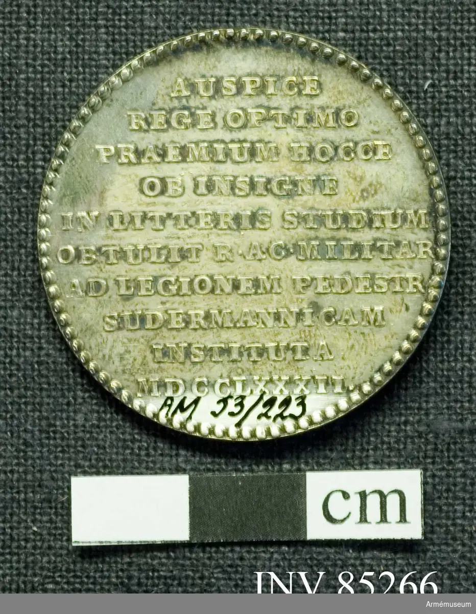 Grupp M II. 

Benämning: Medalj "Hedersbelöning vid Kungl. Södermanlands regementes militärakademi under beskydd af dess älskanvärdigaste Konung 1782".