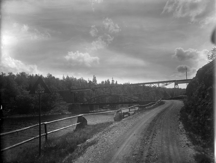 Enligt tidigare noteringar: "Järnvägsbron och landsvägsbron vid Ellenö från landsvägen."