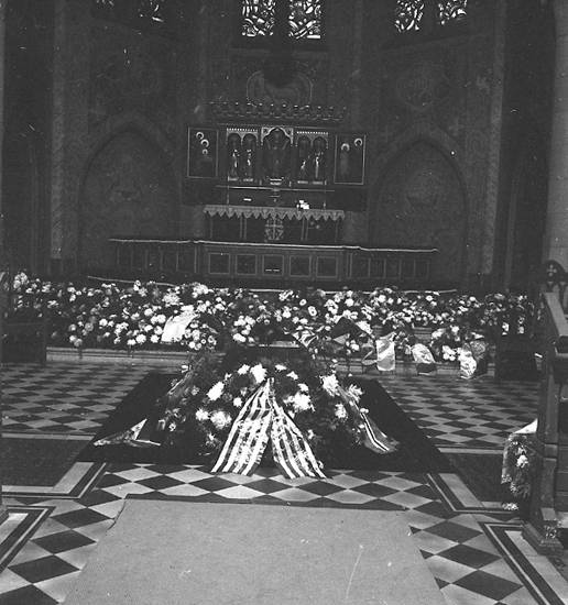 Text till bilden: "Kransar i kyrkan. Färnlöfs begravning. 1947.11.19".