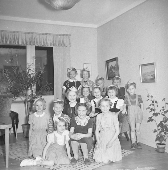 Text till bilden: "Barnkalas. Fru Carlgren, Landsvägsgatan 17. 1951.02.02"












i