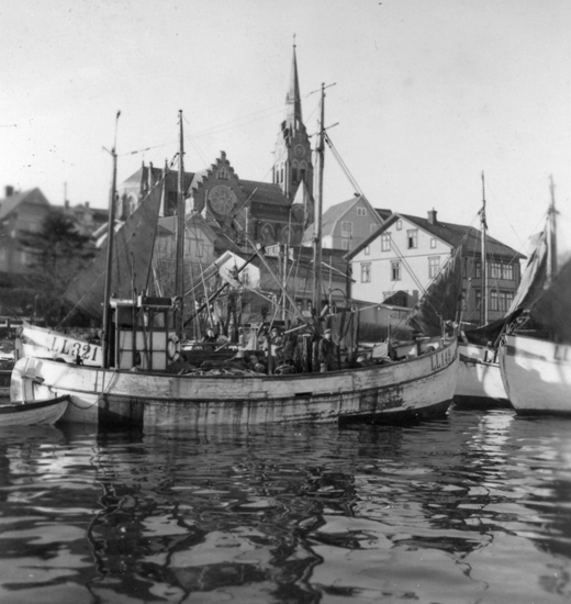 Text till bilden: "Fiskebåtar i Lysekil. 1945"









