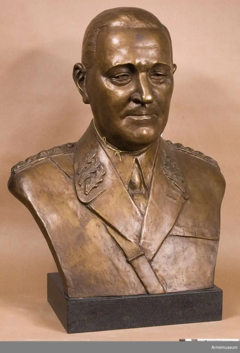 Gipsbyst föreställande Helge Jung, general och överbefälhavare 1944-1951.