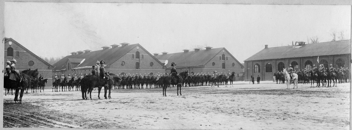 Livgardet till häst, K 1, uppställt framför stallbyggnaderna. I mitten konung Gustaf V.