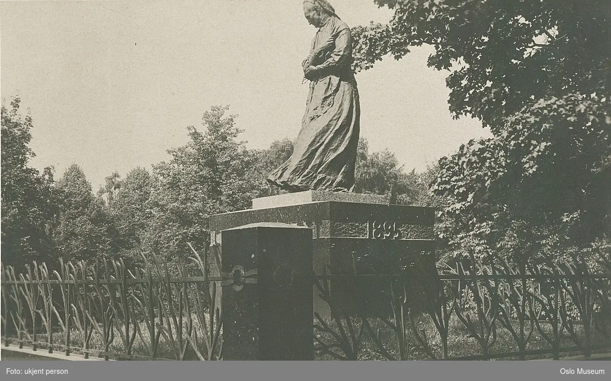 Camilla Collett-statuen, park