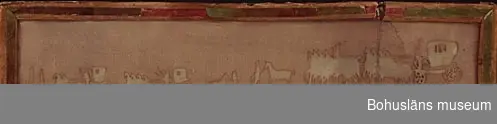 Avlångt rektangulärt silhuettklipp med karavan av hästar, vagnar och ryttare.
Motivet beskriver Kronprins Karl Johans intåg i Uddevalla i samband med fälttåget mot Norge sommaren 1814. Tre täckta  vagnar dragna av fyrspann, ridande soldater i formation och två ryttare som leder varsin häst rör sig till vänster i bild. 
Silhuettbilden, troligen vit, ursprungligen fastsatt på ett violettfärgat papper; eventuellt monterat mot ett styvare papper med ett glas på framsidan eller direkt mot glaset; delarna ihoplimmade med ett violettfärgat papper som vikts snyggt om kanten. Ett dekorativt pappersband limmat ovanpå vikningen. Bandet har ett präglat tryck som har varit flerfärgat.
Montering: Ram och glas. Glaset ca 2,5 mm tjockt.
Två svarta vikta sidenband i ovankanten har använts för upphängning av bilden. 
Tillkomsttid troligen 1830-talet.

Ur handskrivna katalogen 1957-1958:
Ett större klipp inom ram
H. 8,8. Br. 35,5. Siluettklipp i vitt. Ekipage.