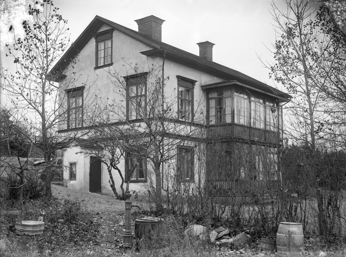 Västra Åsgatan 3 (intill Åsenstugan), Enköping, vy från norr, troligen 31 oktober 1908